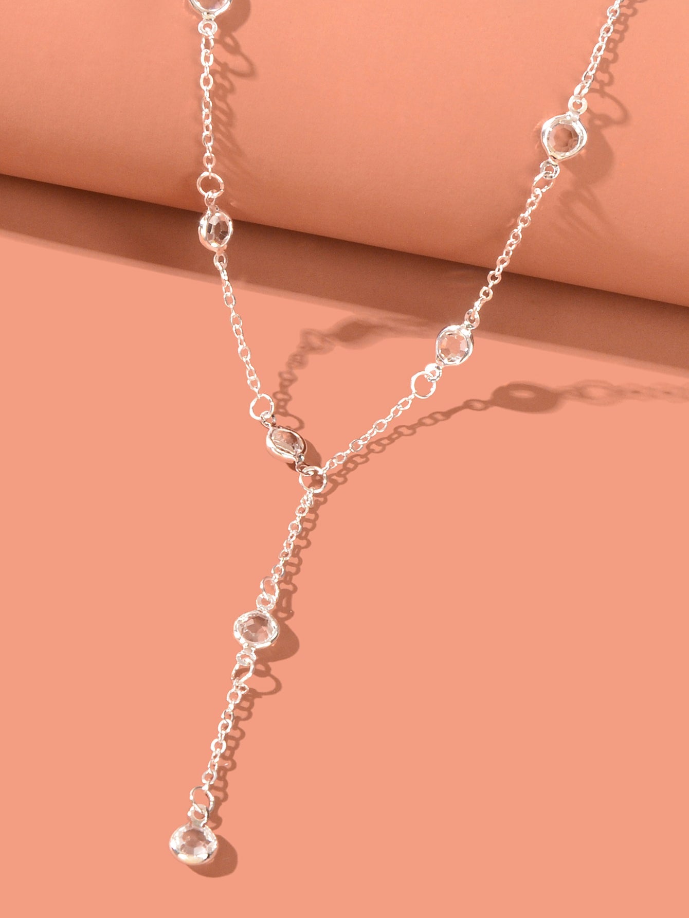 Collana Lariat in Catena color Argento con Perline Trasparenti – Stile Y Minimal Chic