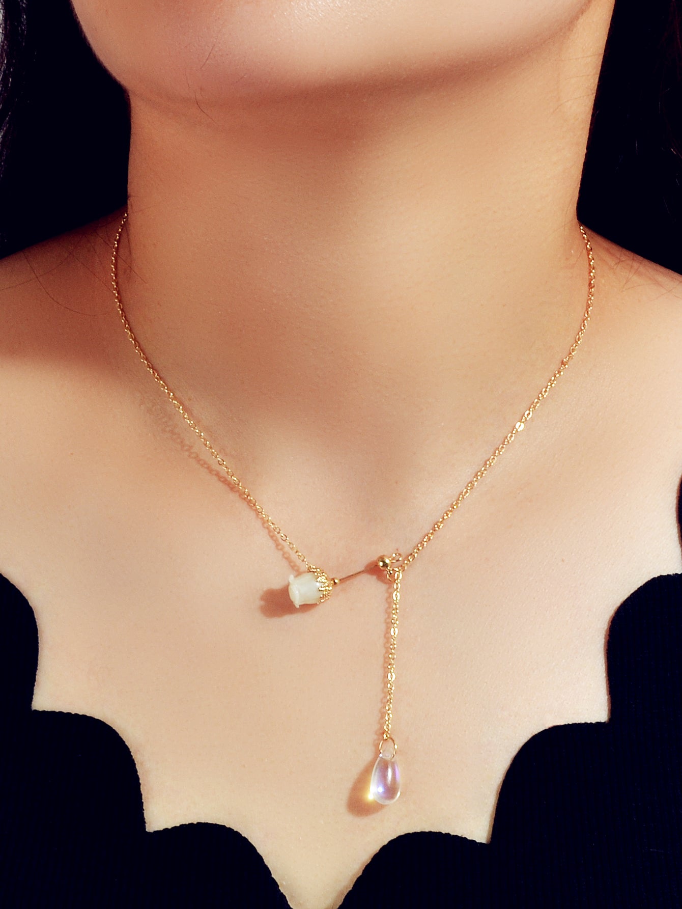 Elegante Collana Rosa Bianca e Goccia D'Acqua