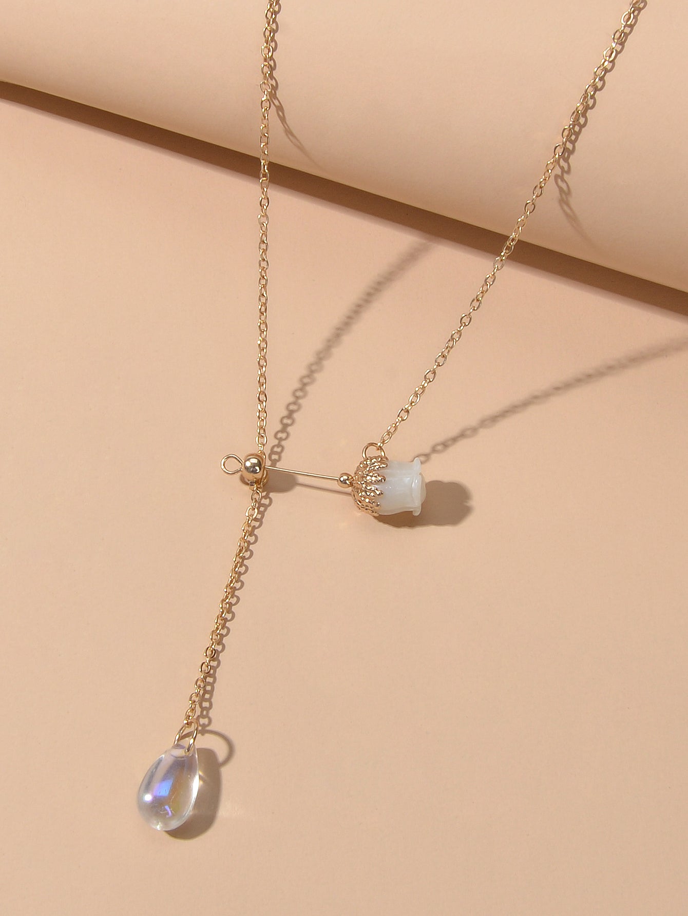 Elegante Collana Rosa Bianca e Goccia D'Acqua